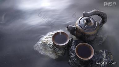 <strong>水面</strong>上的茶壶与茶杯